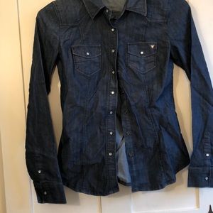 Fitted stretchy button down